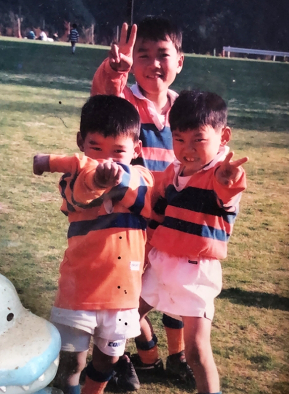 小さな頃に三兄弟でラグビーをしている写真